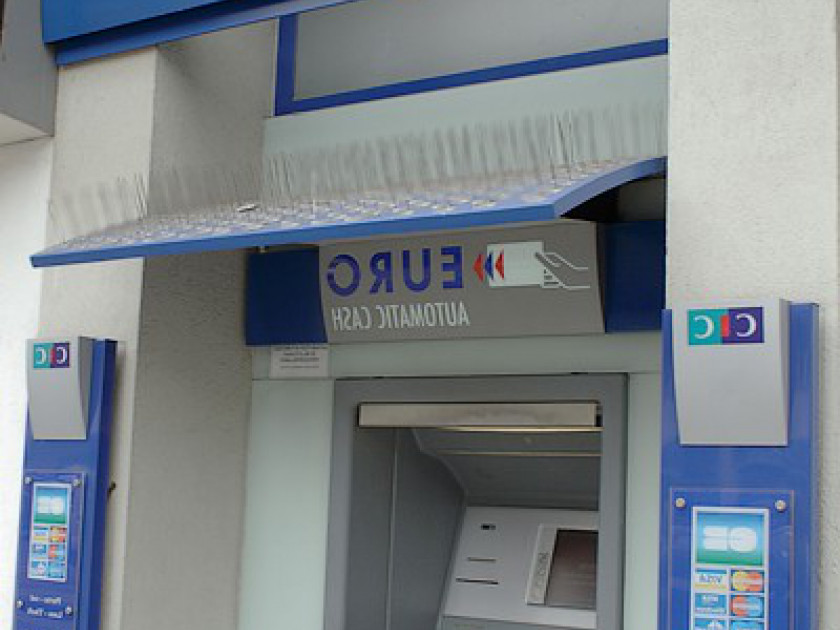 Cinquante ans après son lancement, le distributeur automatique de billets  perd du terrain - France Bleu